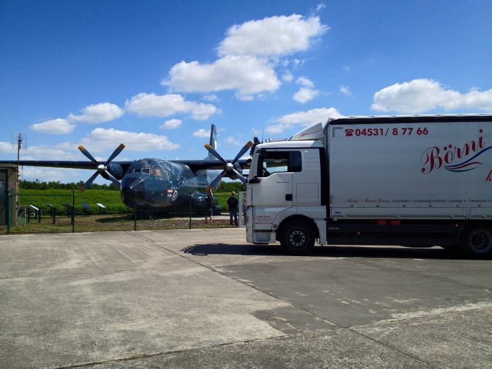 LKW Transport am Flughafen